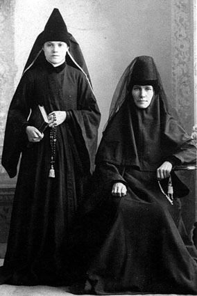 Матушка Татиана (Топоркова) справа