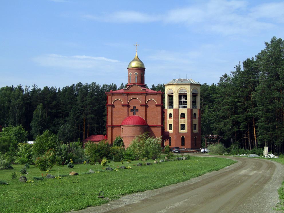 Храм Новомучеников Российских и строящаяся звонница