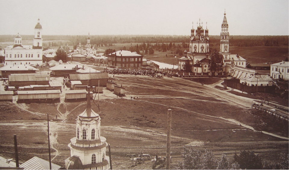 Панорама на центральную часть Верхотурья в начале XX века. Справа - Свято-Троицкий собор и Верхотурский кремль