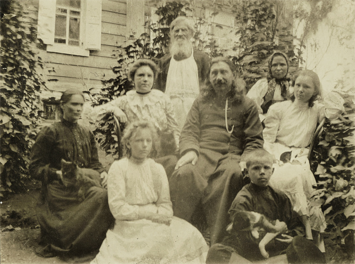 Священник Покровского храма Платон Горных в кругу семьи