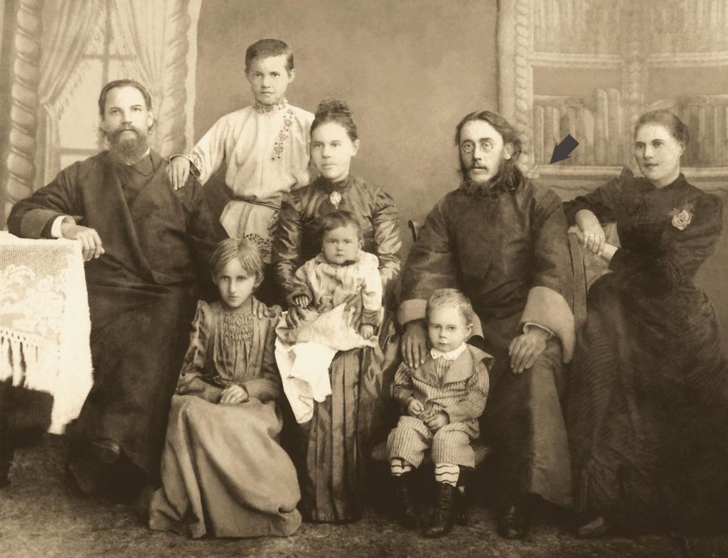 Иоанн Шишов (в центре) с родными и близкими ему людьми