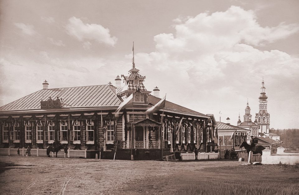 Справа храмы старого Покровского монастыря в Верхотурье, дореволюционное фото