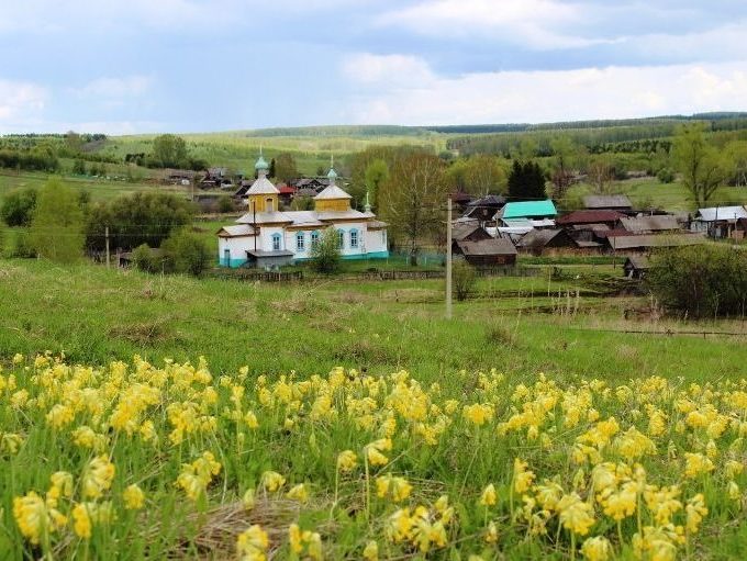 Сельский пейзаж с храмом Михаила Архангела в Симинчи