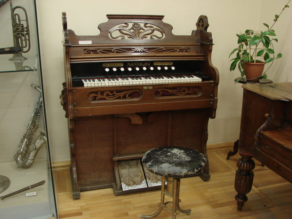 Из коллекции музыкальных инструментов Дома-музея П. И. Чайковского