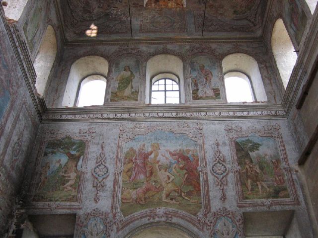 Хорошо сохранились росписи храма конца XIX века