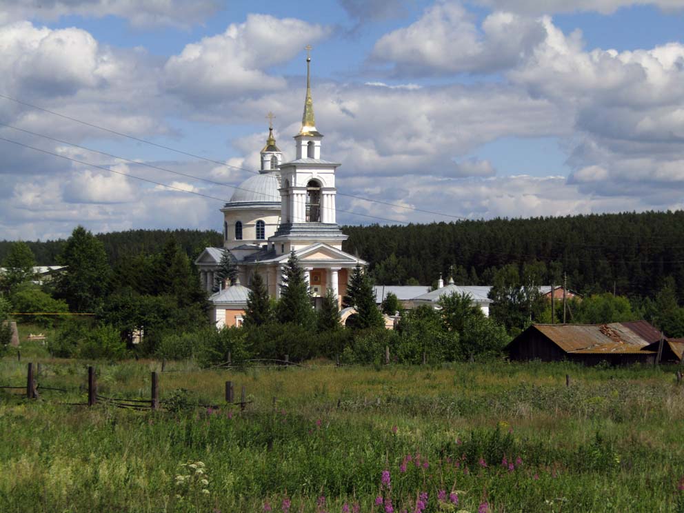 Никольский храм со стороны въезда в Поварню. Фото Алексея Рычкова