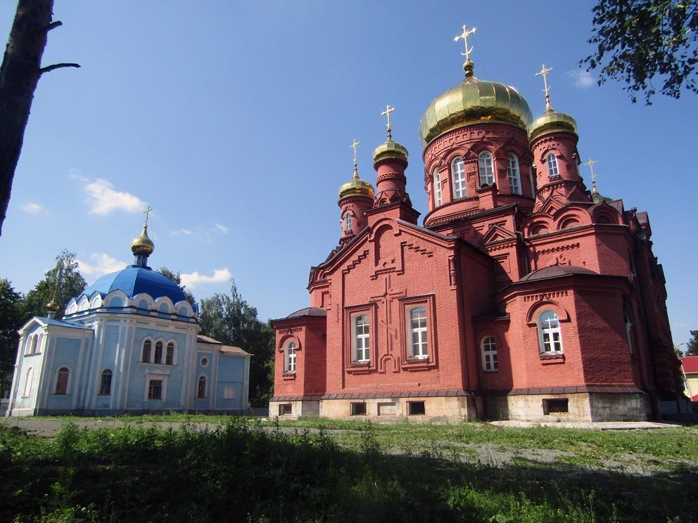 Справа Вознесенский храм, слева - Скорбященская церковь. Фото Алексея Рычкова