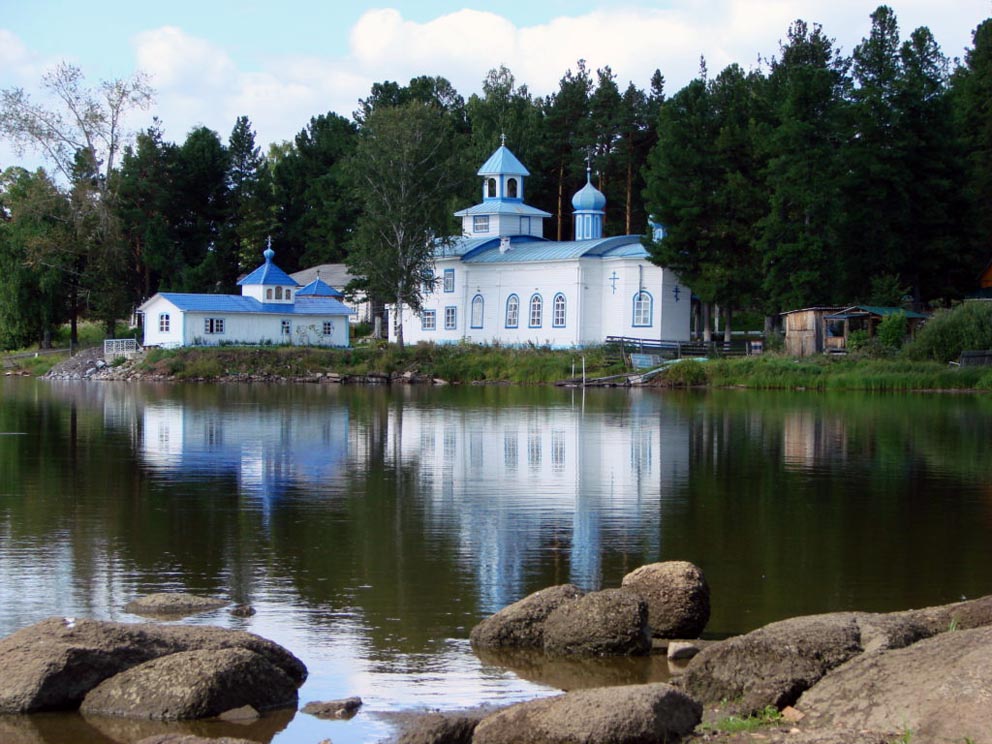 Актай: скит Свято-Николаевского монастыря с берега пруда в 2012 году. Фото Алексея Рычкова