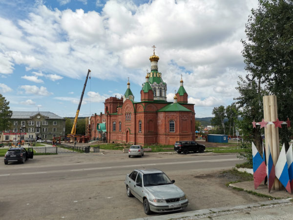 Вид на Вознесенский собор в Михайловске. За ним угоры