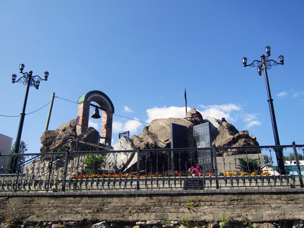 Мемориал на руинах старого Преображенского храма в Серове