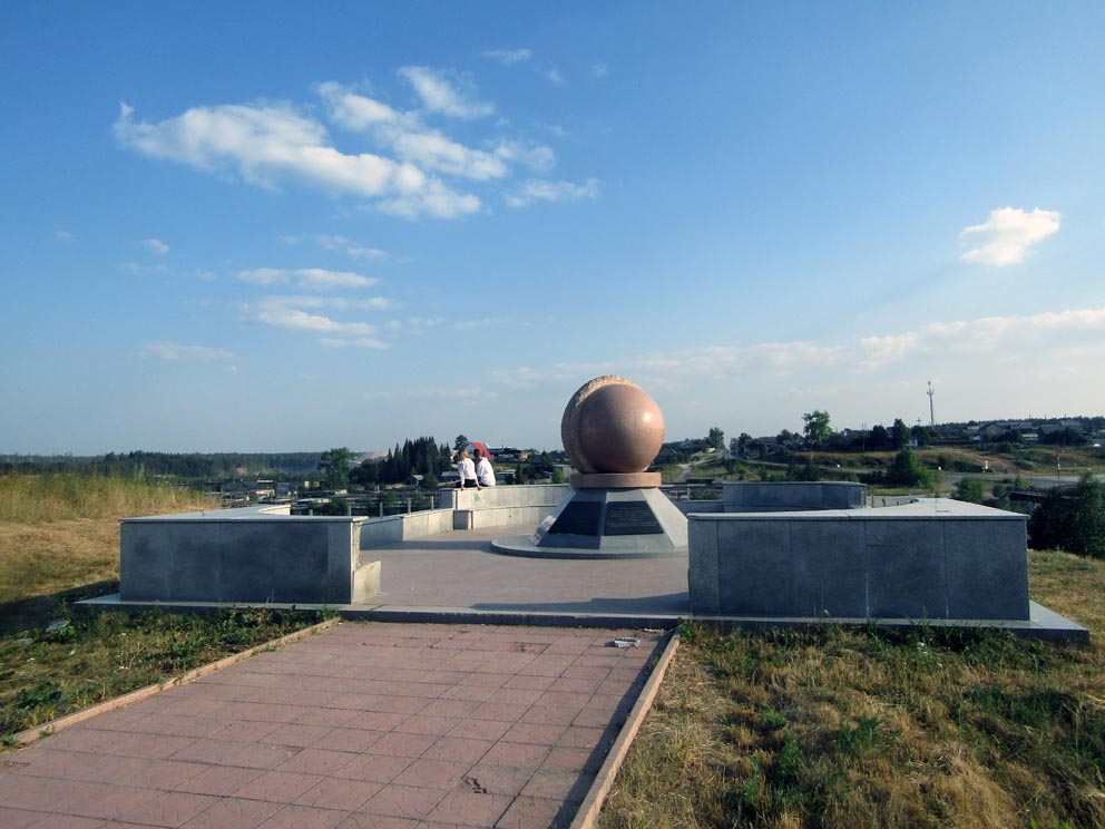 Рядом с Петропавловским храмом установлен памятник в честь основания города Североуральска