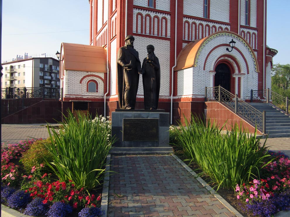 Памятник у Никольского храма в Волчанске в честь святых Петра и Февронии