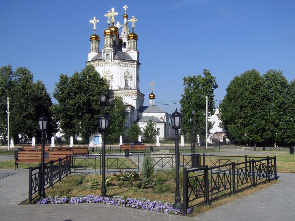 Вид с обновленной центральной площади Верхотурья на Свято-Троицкий собор