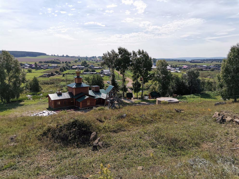 Вид с монастырского угора на низинную часть Сарсинского монастыря и село