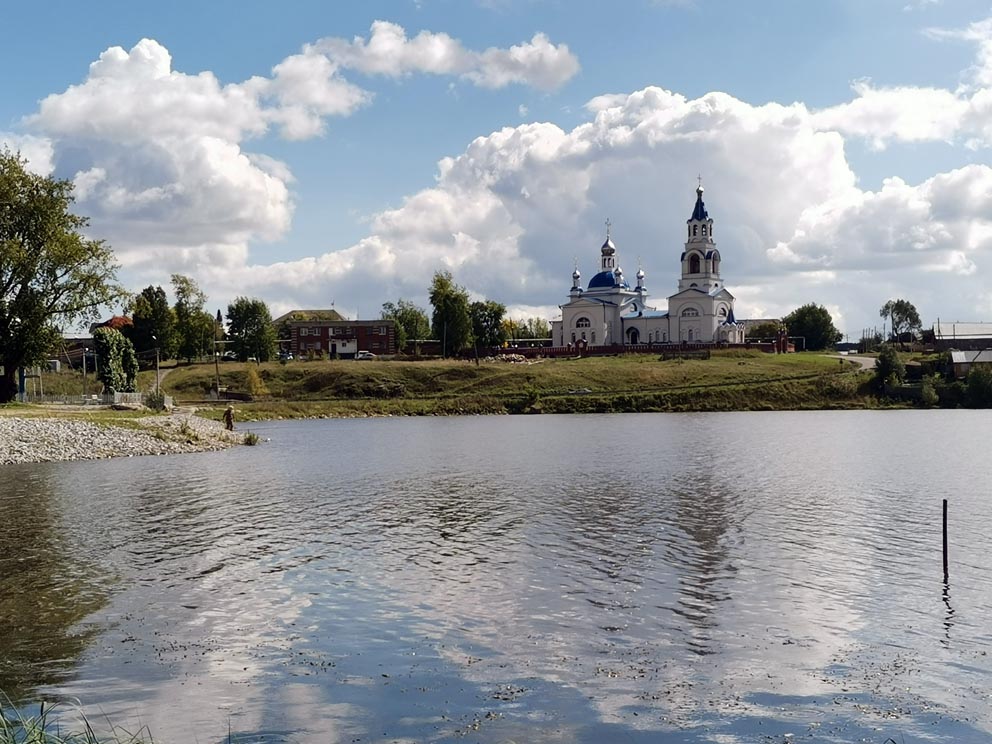Успенский храм в Новоуткинске с противоположного берега пруда