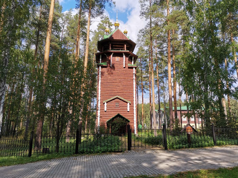 Звонница рядом с храмом Сергия Радонежского