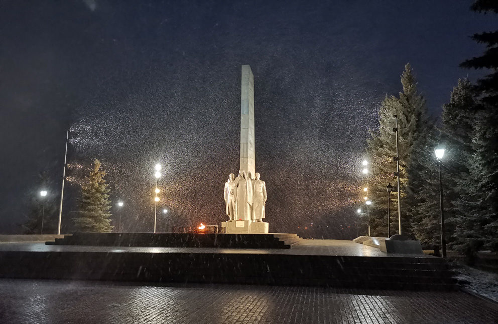 Монумент боевой и трудовой славы в Реже ночью с подсветкой