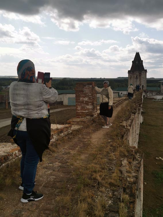 Во время прогулки по стенам Далматовского монастыря вместе с турфирмой "Малыш и Карлсон"