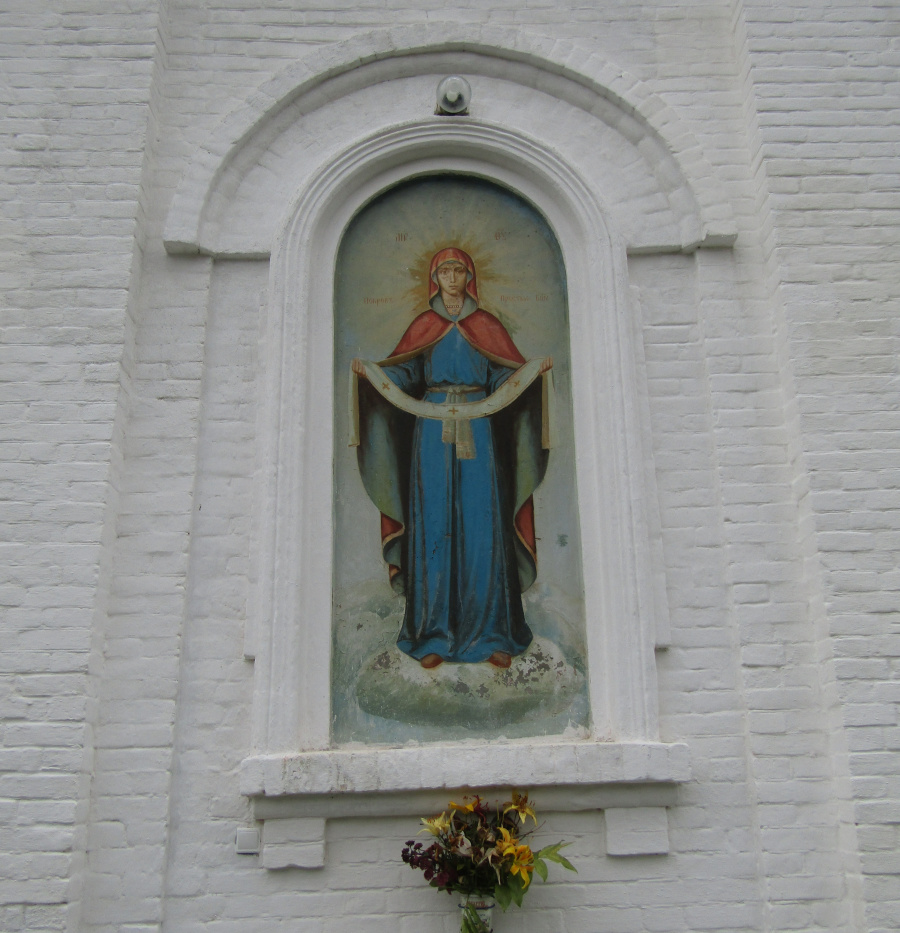 Образ Покрова Божией Матери на алтарной стене Покровского храма