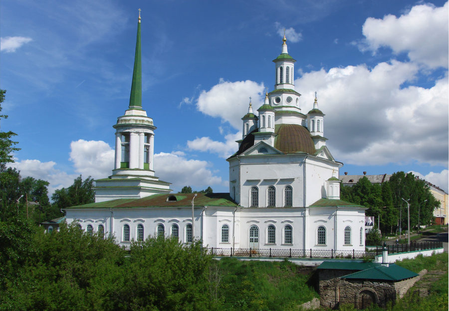 Свято-Троицкий собор и склеп (справа) в Алапаевске в наши дни