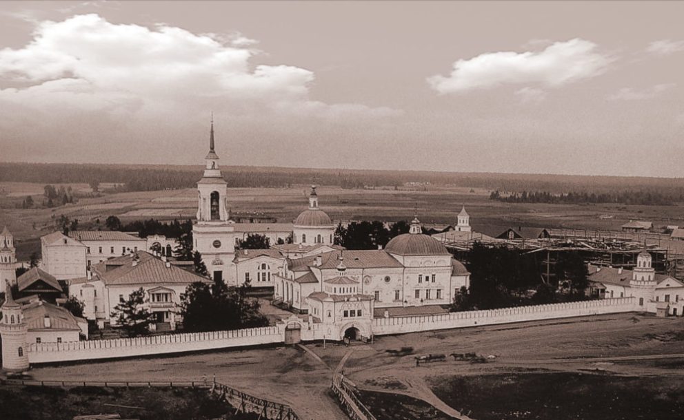 Старейший на Среднем Урале Свято-Николаевский мужской монастырь в самом начале XX века, до постройки Крестовоздвиженского собора. Тогда доминантой архитектурного комплекса являлась колокольня Преображенского храма