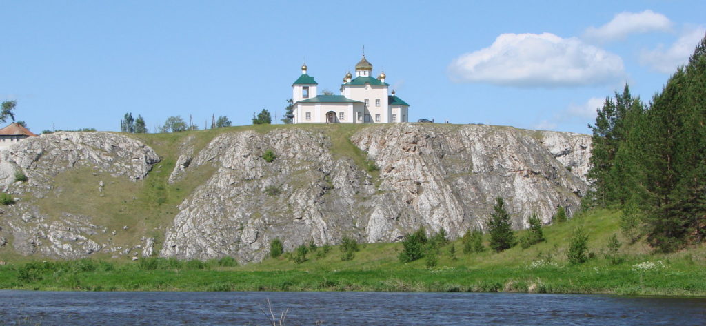 Церковный камень в Арамашево с Казанским храмом на вершине
