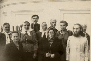 Община Екатерининской церкви в Алапаевске во главе с настоятелем отцом Павлом (служил в храме с 1953 по 1957 годы)