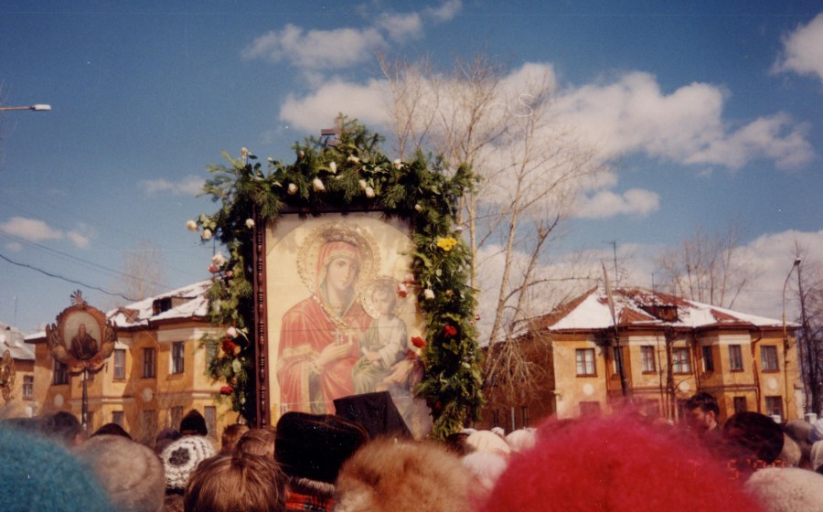 Икона Пресвятой Богородицы «Скоропослушница» во время крестного хода в Алапаевске