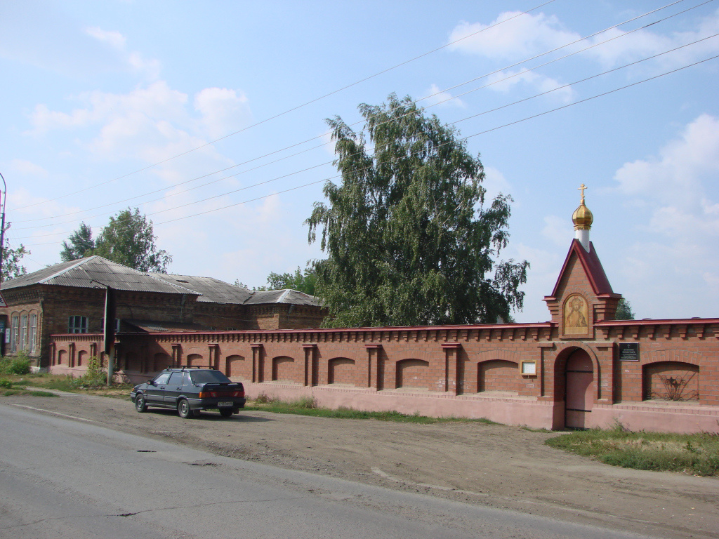 Напольная школа в Алапаевске и ограда женского монастыря