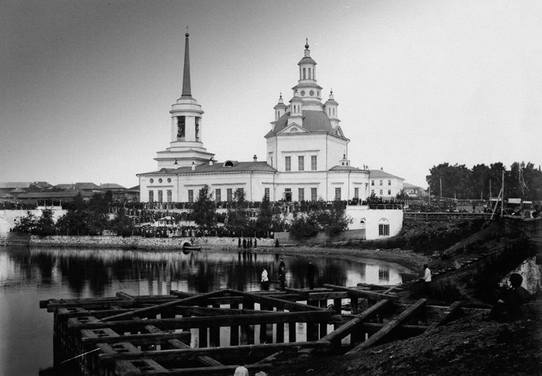 Свято-Троицкий собор в Алапаевске (до 1912 года Алексеевская церковь) в начале XX века. Склеп — справа на берегу пруда