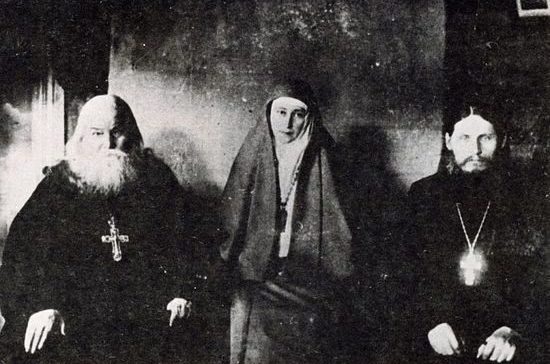Отец Гавриил (слева) и Великая княгиня Елизавета Федоровна Романова (в центре). Фото 1910 года