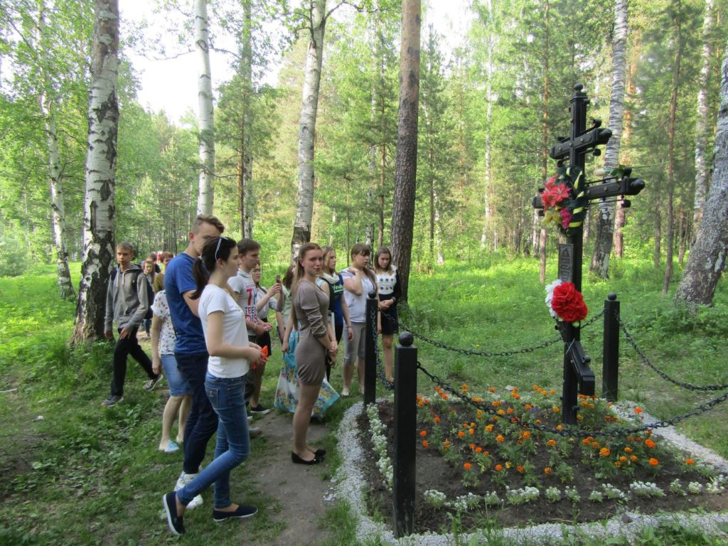 На месте захоронения царевича Алексея и Великой княжны Марии в урочище Поросенков лог