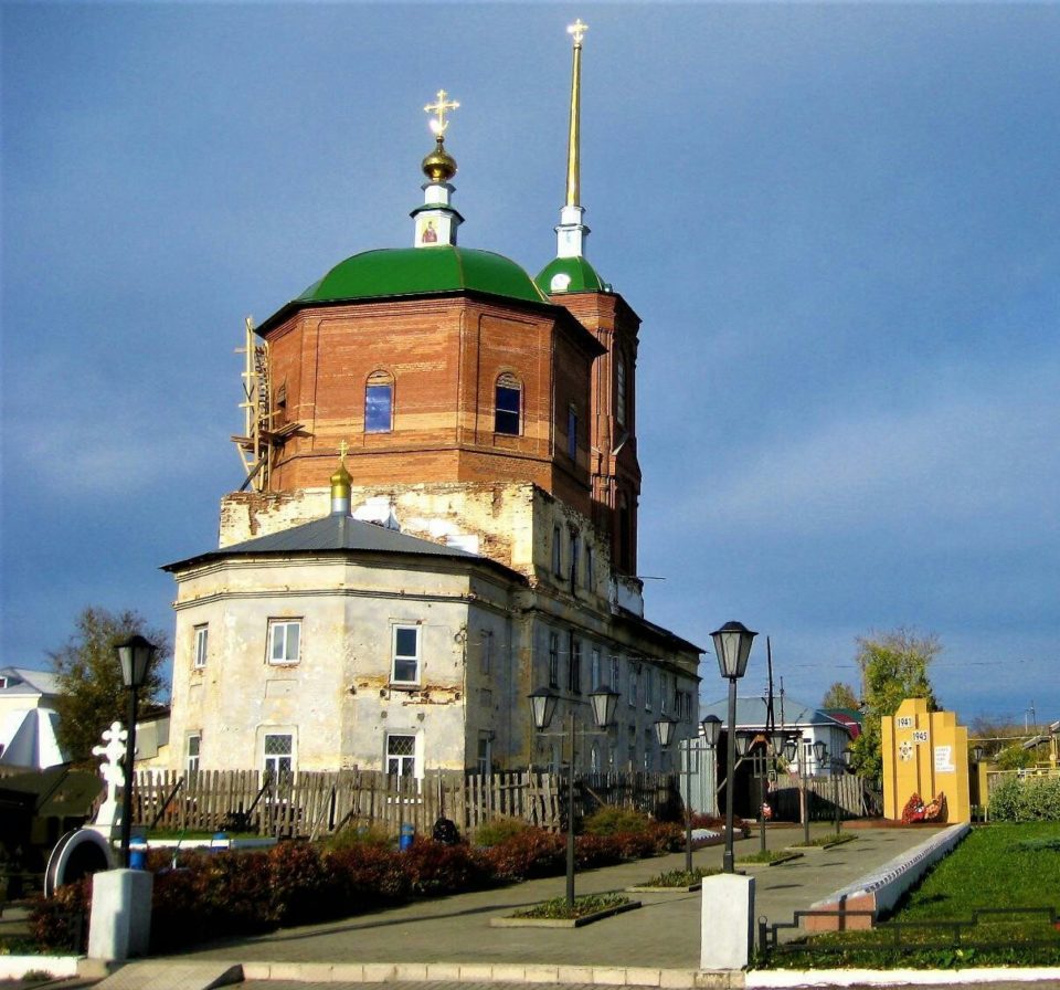 Красноуфимск: собор Святой Троицы сегодня и крест на месте, где были обретены мощи красноуфимских священномучеников
