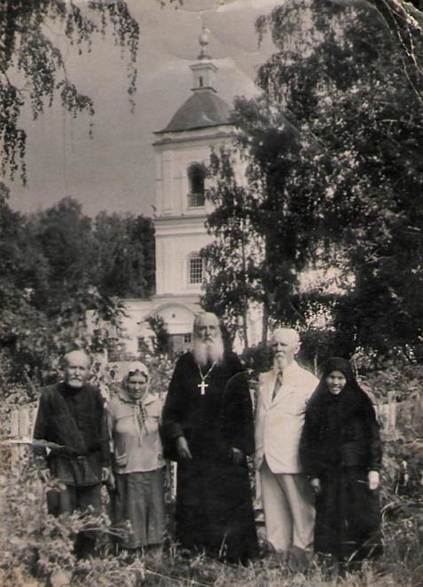 У храма Семи отроков Эфесских в Тобольске в 1950-е годы