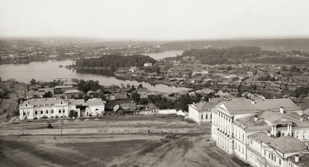 Вид на Ипатьевский дом с колокольни 