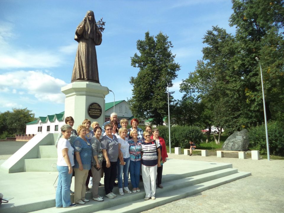 У памятника Великой княгине Елизавете Федоровне в Алапаевске