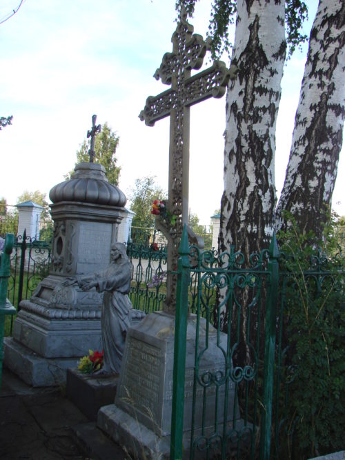 У могилы М. Ф. Ушкова