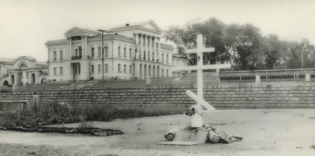 1991 год. Поклонный крест на месте снесенного дома