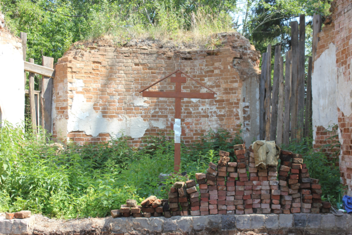 Поклонный крест на месте руин Введенского храма