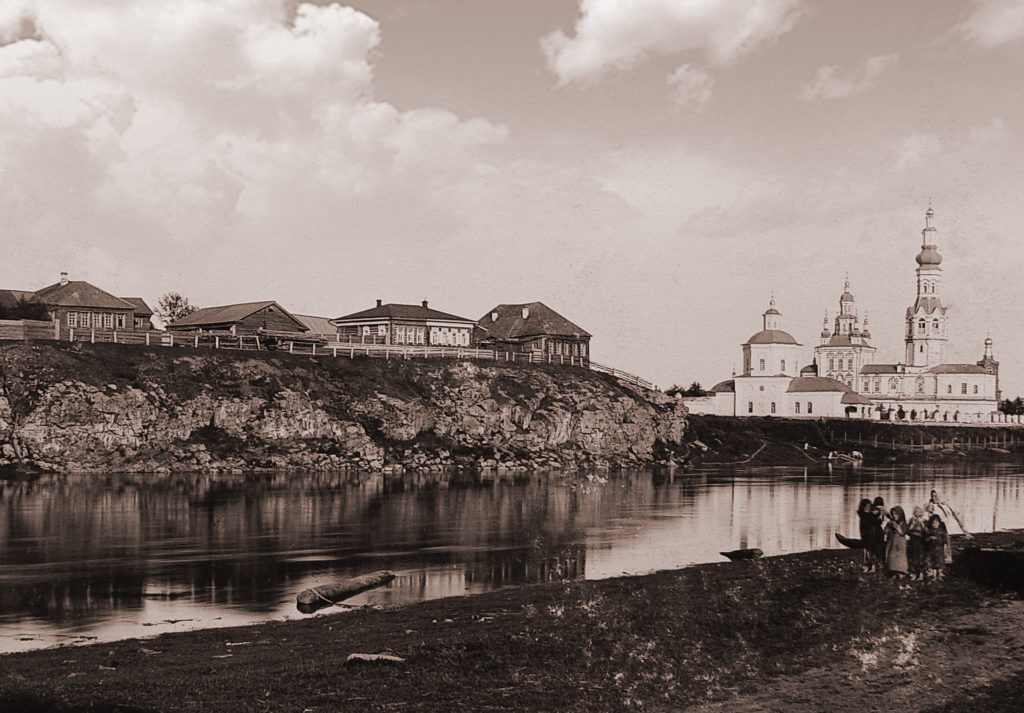 Первый справа - Старо-Покровский храм