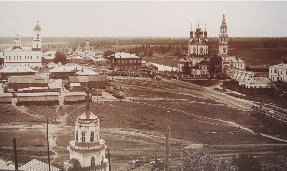 Панорама на центральную часть Верхотурья в начале XX века. Слева - Воскресенская церковь