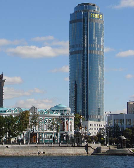 Часовня на фоне небоскреба "Высоцкий"