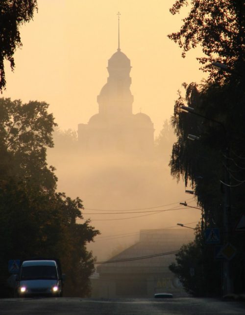 Храм Иоанна Предтечи с главной улицы города в утреннем тумане