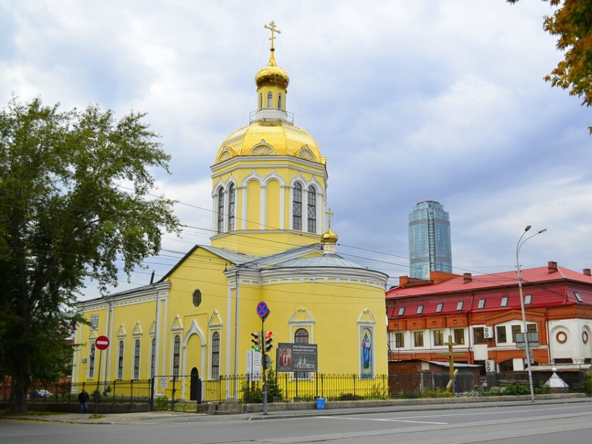 У Крестовоздвиженского монастыря в Екатеринбурге