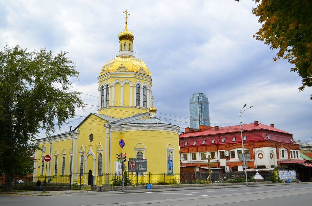 Храм крестовоздвиженского монастыря. Крестовоздвиженский монастырь Екатеринбург. Крестовоздвиженская Церковь Екатеринбург. Храм Крестовоздвиженский мужской монастырь Екатеринбург. Мужской монастырь на Луначарского Екатеринбург.