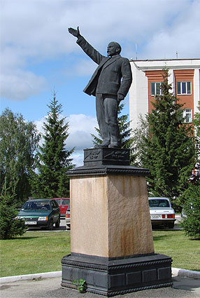 Памятник Ленину в Невьянске. Фото начала XXI века