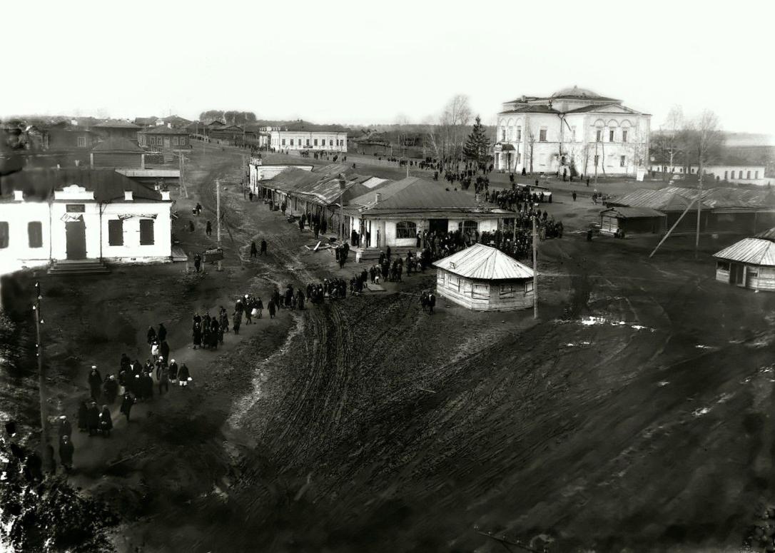 Режевские торговые ряды в советские годы. Справа - здание закрытого Богоявленского храма