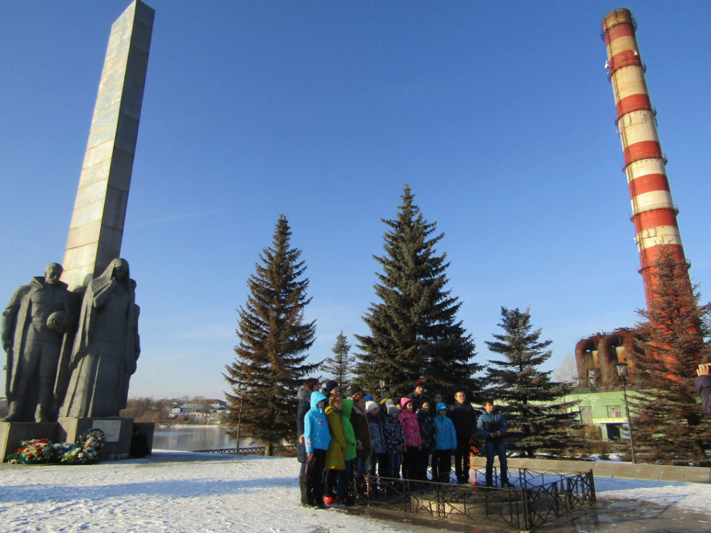 Слева Монумент боевой и трудовой славы режевлян, справа - никельзавод