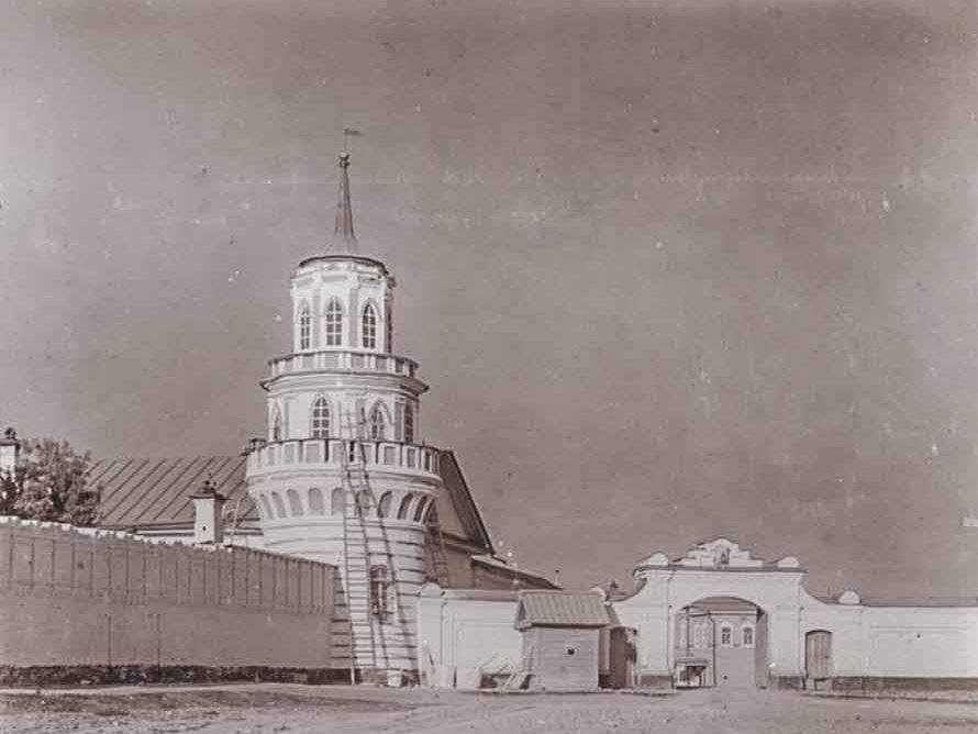 Одна из башенок монастырской ограды в начале XX века