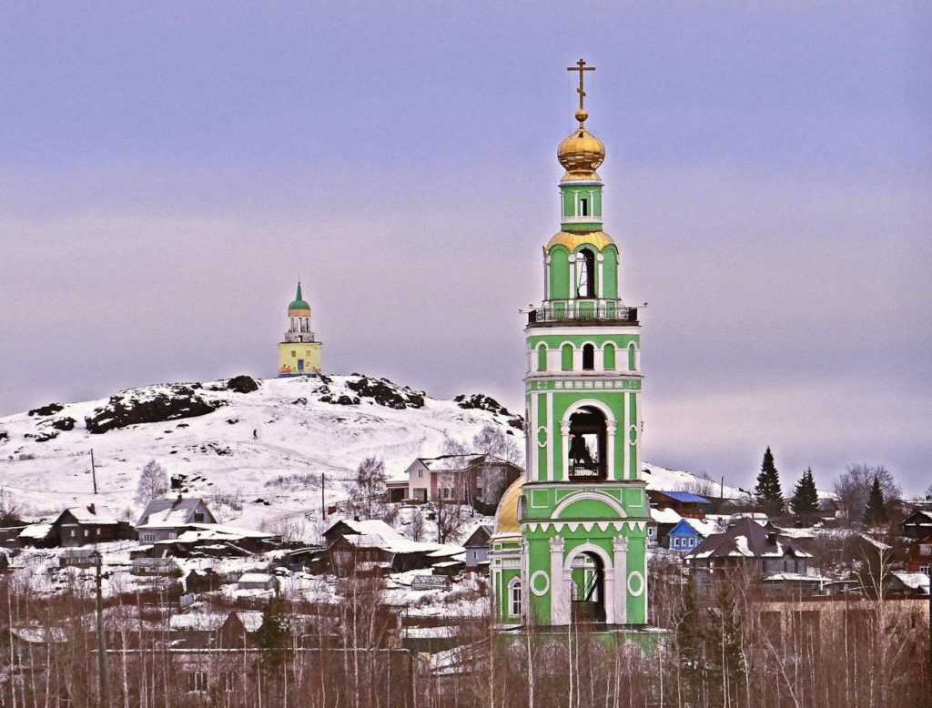 Колокольня Свято-Троицкого собора, на дальнем плане караульная башня на Лисьей горе